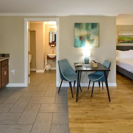 Above The Beach Guest Suites Пентіктон Екстер'єр фото