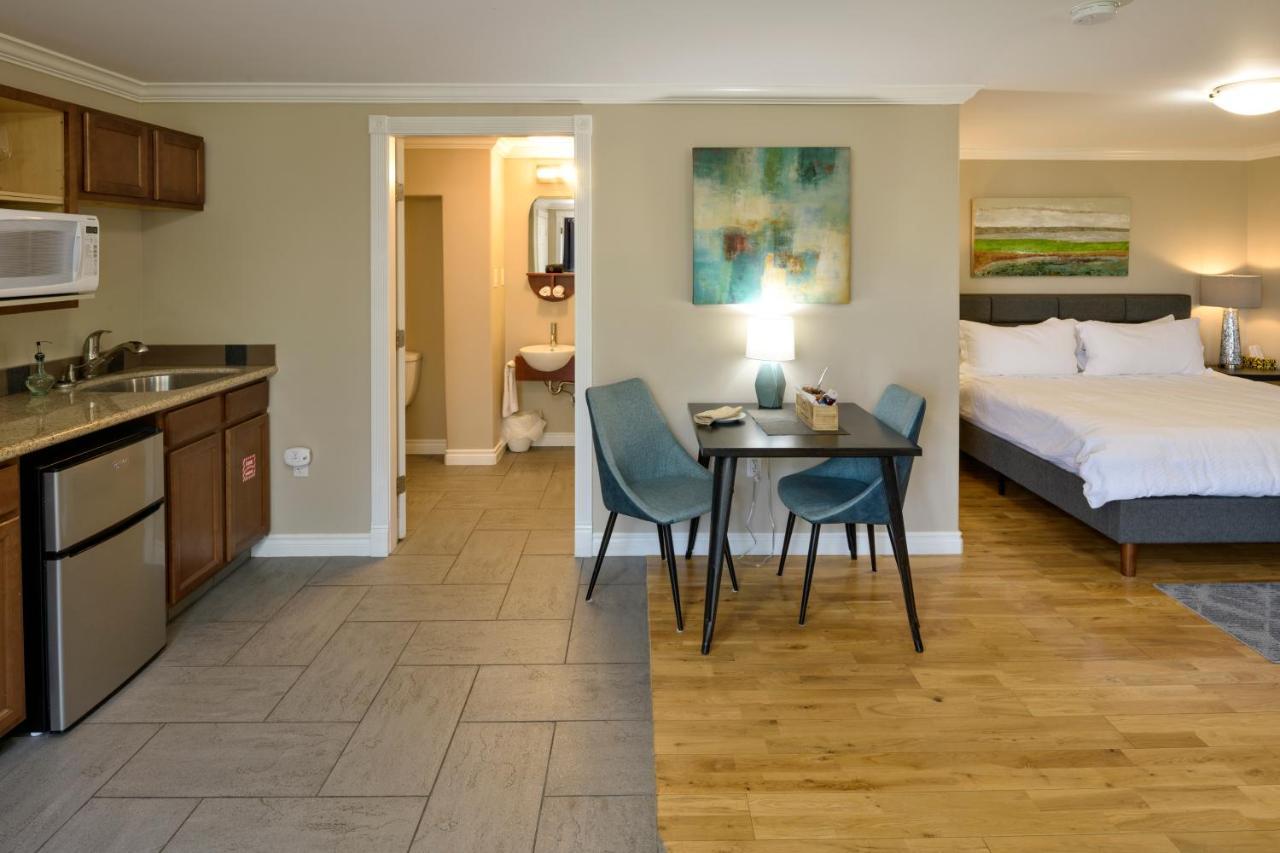 Above The Beach Guest Suites Пентіктон Екстер'єр фото