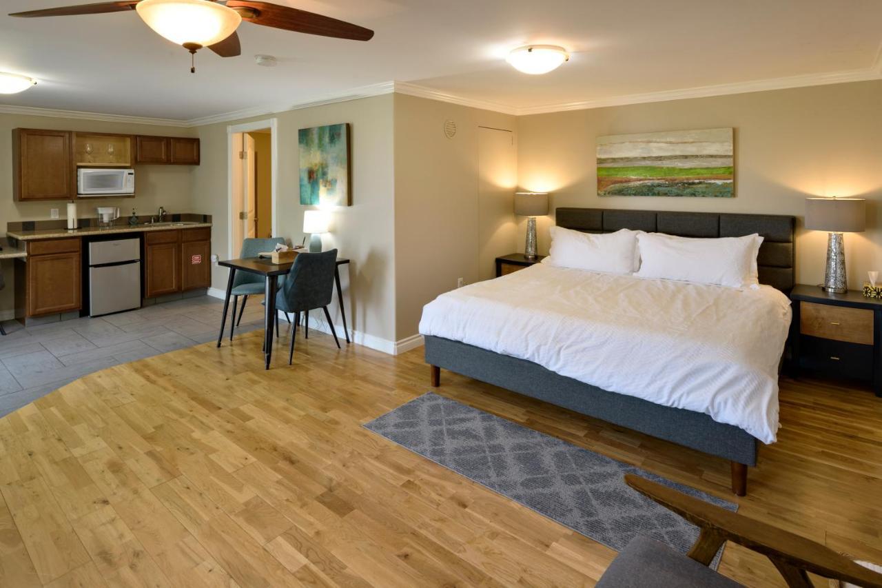 Above The Beach Guest Suites Пентіктон Екстер'єр фото