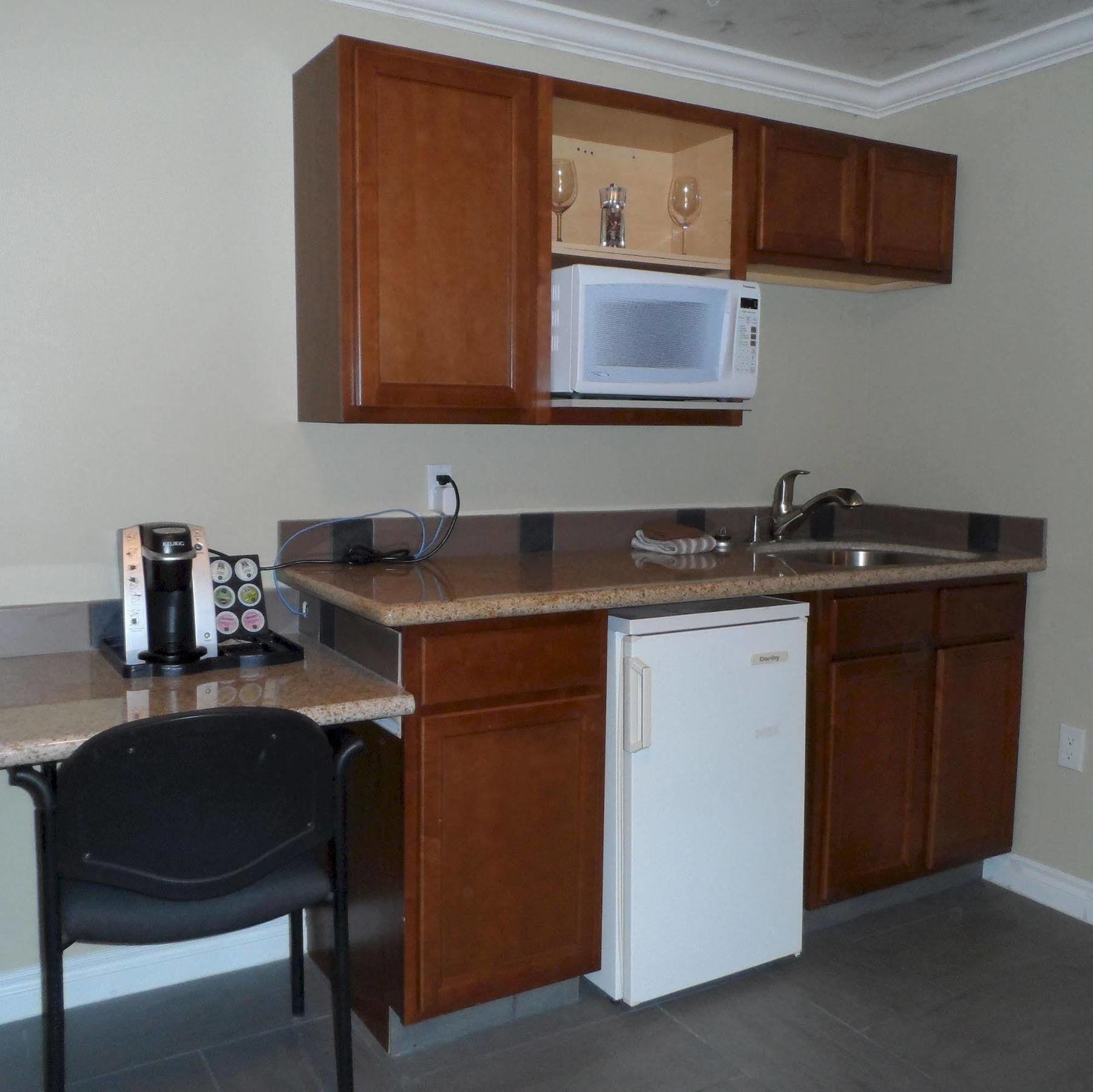Above The Beach Guest Suites Пентіктон Екстер'єр фото